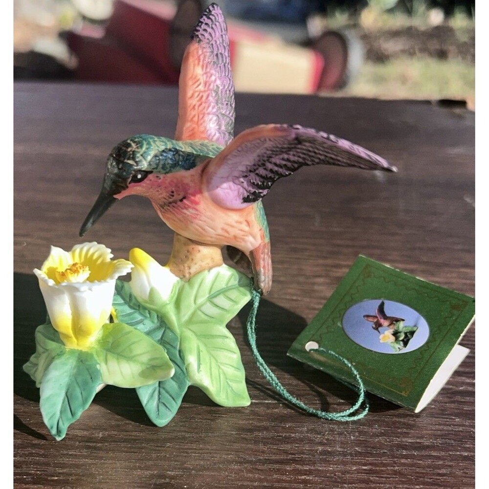 Russ Berries  Natures song HUMMINGBIRD Chip Flower Porcelain Collectible